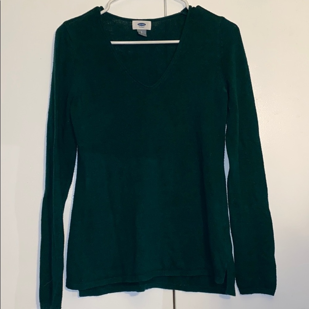 It’s a cute green turquoise long sleeve 💚